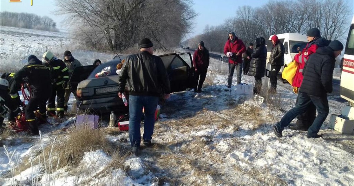 Потрійна ДТП на Чернігівщині. Водії та пасажири в лікарні. З машин їх діставали рятувальники