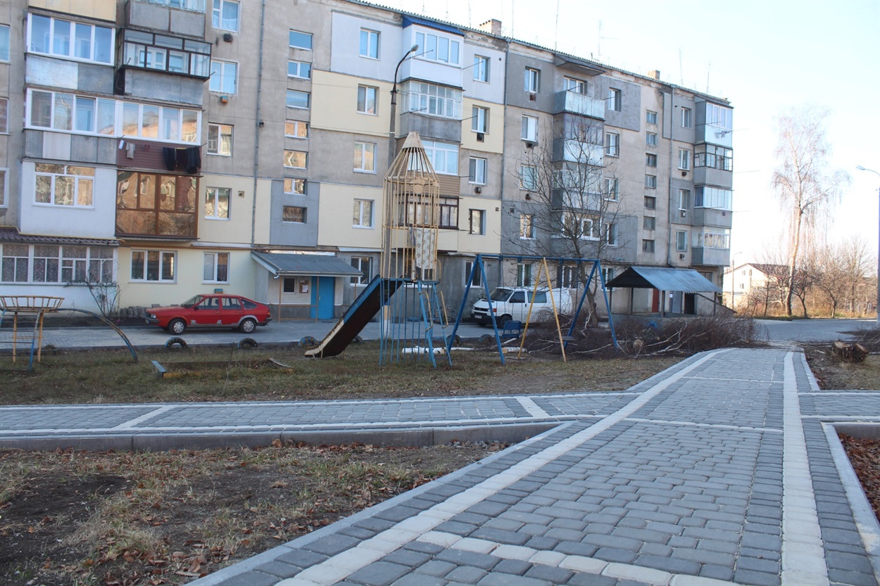 Відремонтована прибудинкова територія біля будинку №1 по вул. МИру.