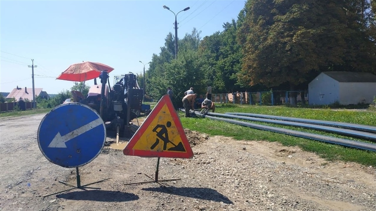 Під час прокладання водогону по вулиці Київській.