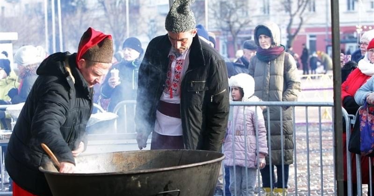 На Красній площі варили куліш. Чернігівці з‘їли 150 кг каші