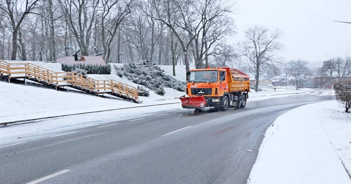 Комунальники працюють у посиленому режимі, аби впоратися з наслідками снігопаду