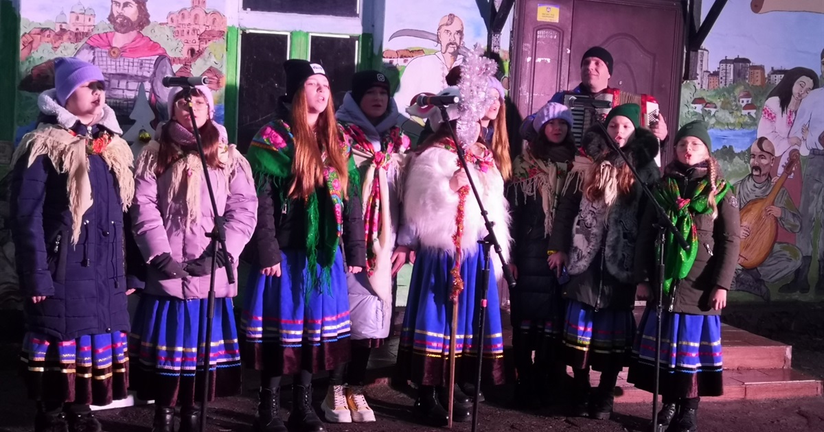 У дворі просвітницького центру в Переяславі приймали колядників та частували кулішем