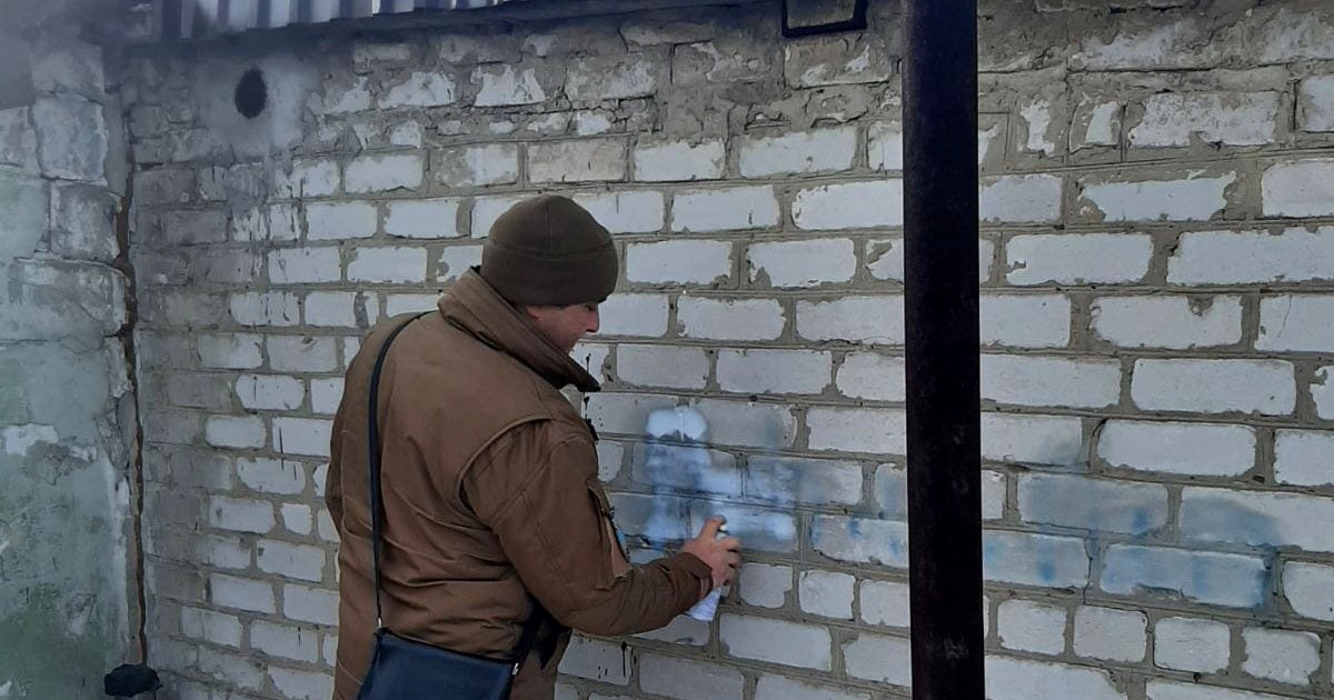 Співробітники муніципальної служби правопорядку знищують небезпечні написи