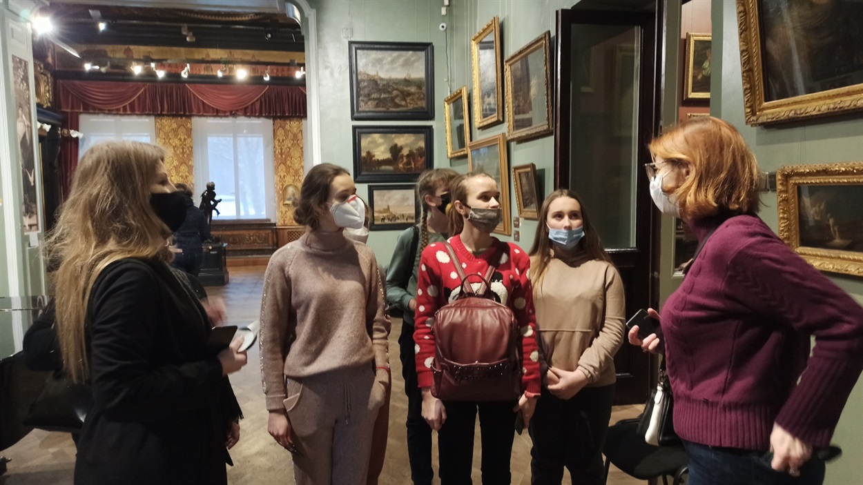Переможниці конкурсу есе разом з Вікторією Амеліною та Оленою Гусейновою в київському музеї Хоменків