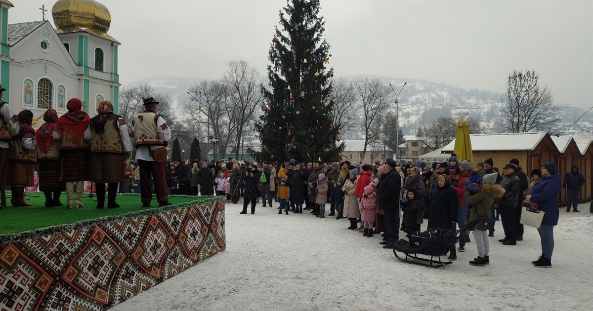 Рахівська громада колядує: у місті відбувся перший фестиваль зимового фольклору