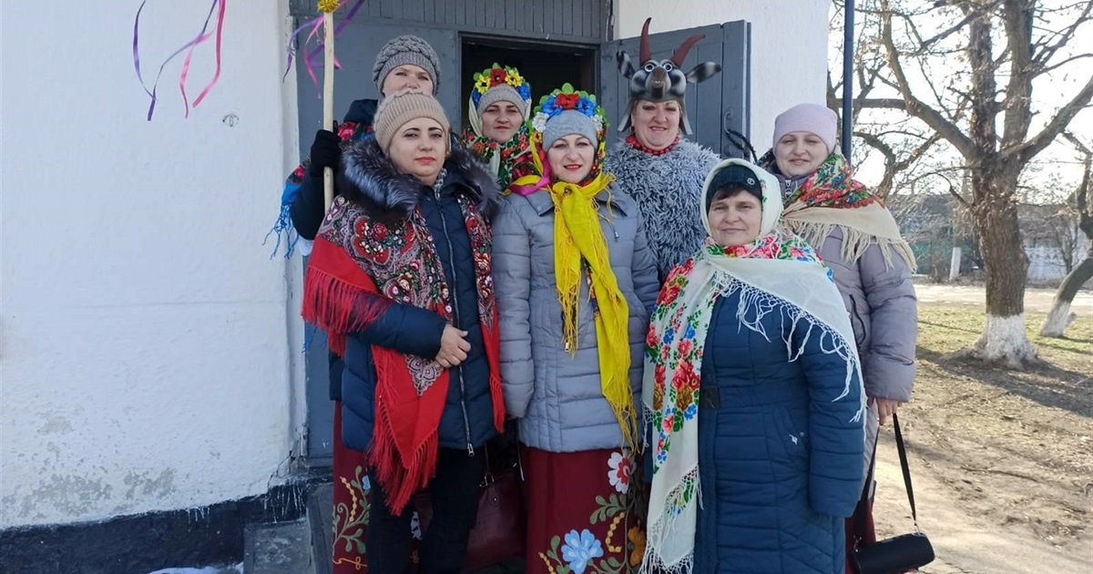 Про святкові традиції переодягання і щедрування: як на Сірогозщині “водили” Маланку і Козу. Фото