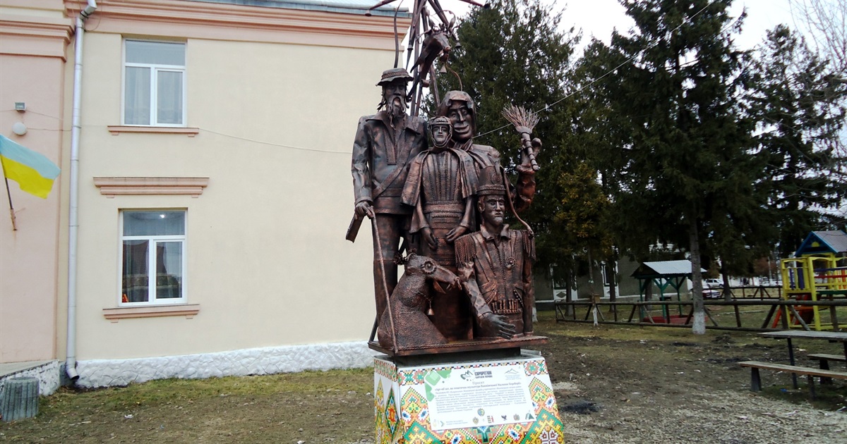 У Вашківцях на честь переберії встановили скульптуру «Вашківецька маланка»