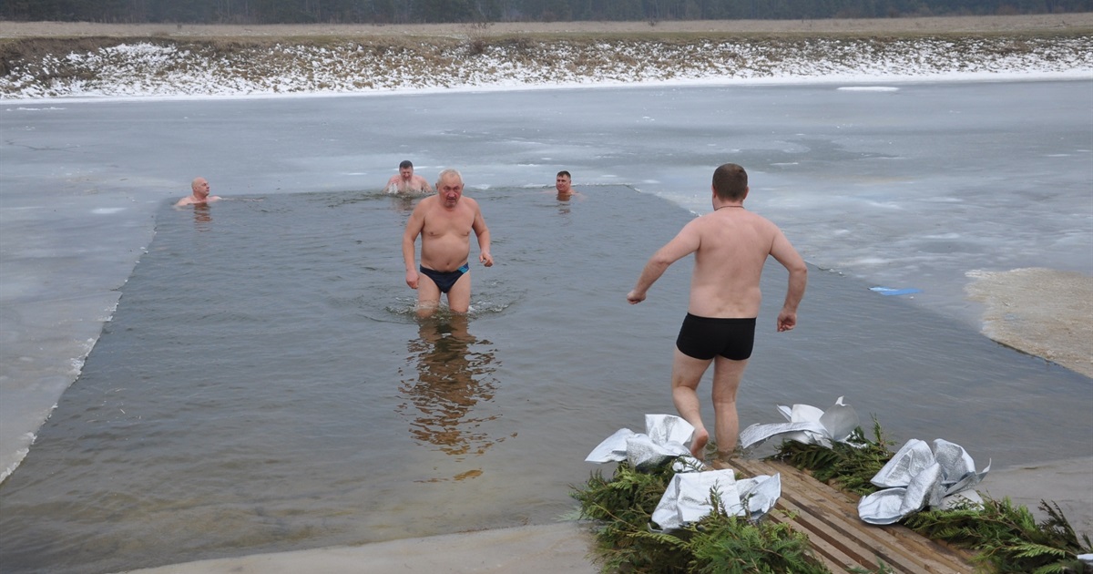 Як моржували на Водохреща у Сарнах. Фоторепортаж