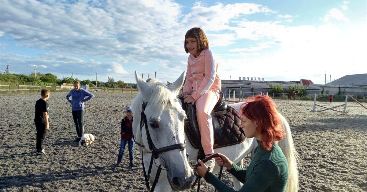 Так дети с инвалидностью занимаются иппотерапией под Северодонецком. Это инициатива "Мама діє"