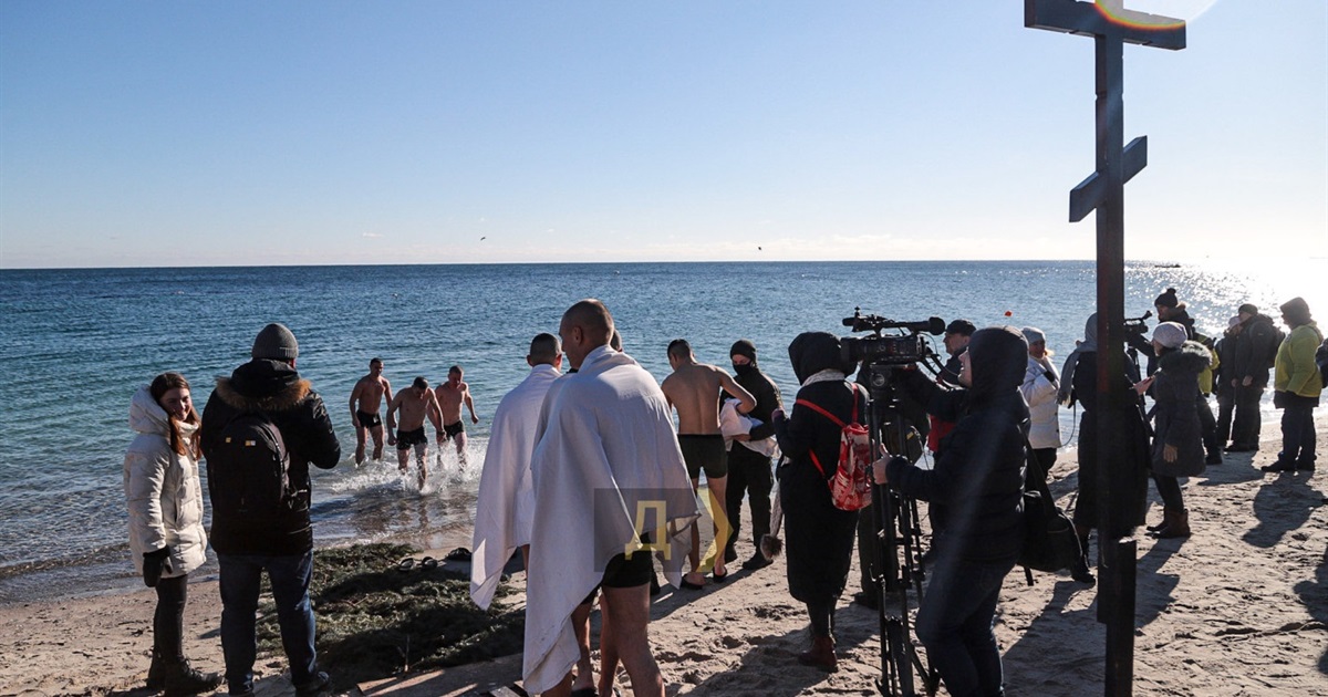 Как прошли Крещенские купания на пляже Ланжерон в Одессе: потрясающие фото