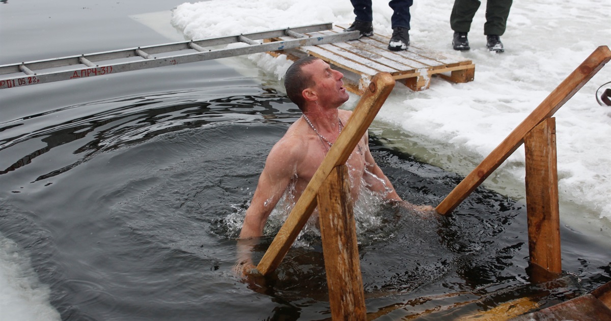 Как в Попасной на Крещение Господнее в прорубь окунались: фото и видео