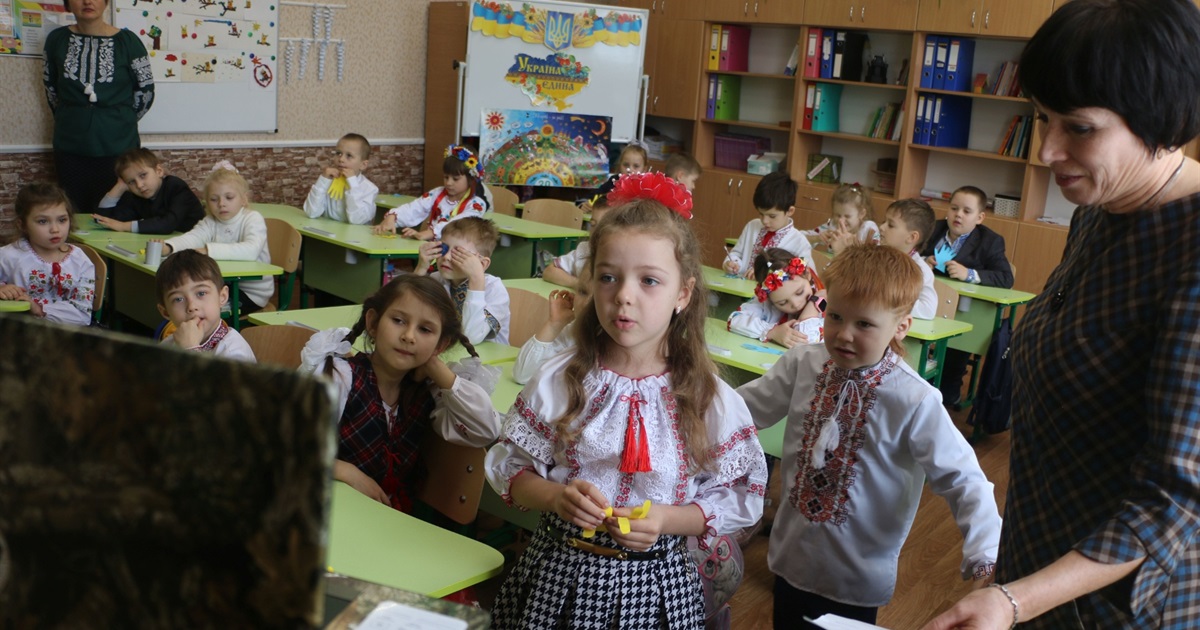 Обійняли маленькими долоньками країну: першачки провели телеміст. Відео