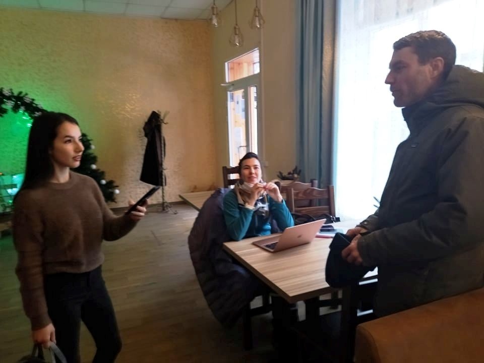 Бренд Гоффман спілкується з молоддю