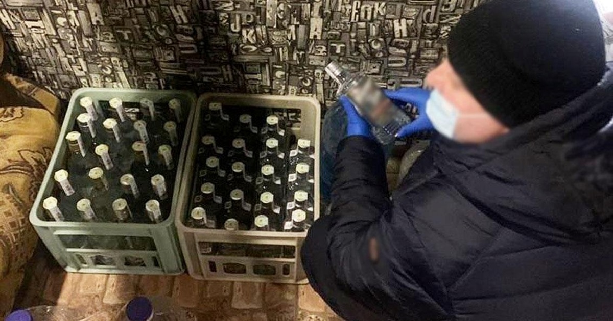 Компаньйонів, які виготовляли горілку і продавали як алкоголь відомих брендів, викрили поліціянти