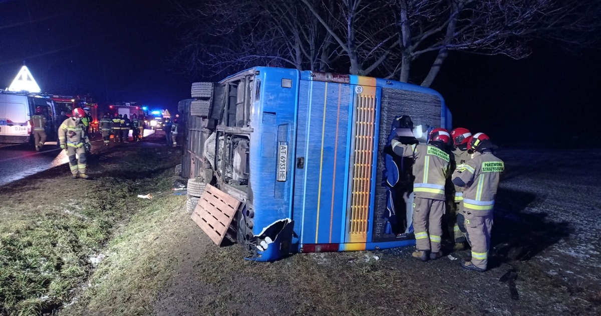 Автобуc Чернівці-Щецин перевернувся в Польщі: за попередніми висновками, водій заснув за кермом