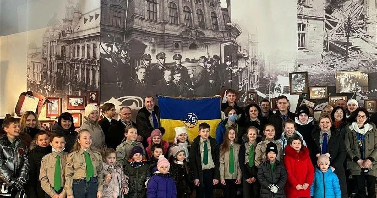 У музеї Степана Бандери розгорнули ювілейний прапор СУМ, який прибув до України