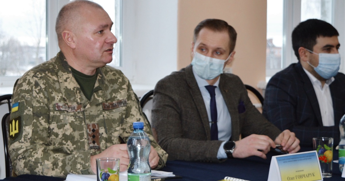 Обласний військовий комісар провів зустріч у Корюківці. З якими питаннями зверталися люди