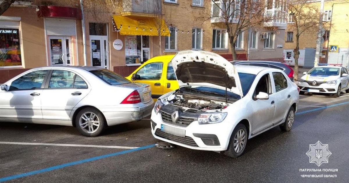 У Чернігові водій таксі в‘їхав у припарковане авто. Чоловік був у стані наркотичного сп‘яніння