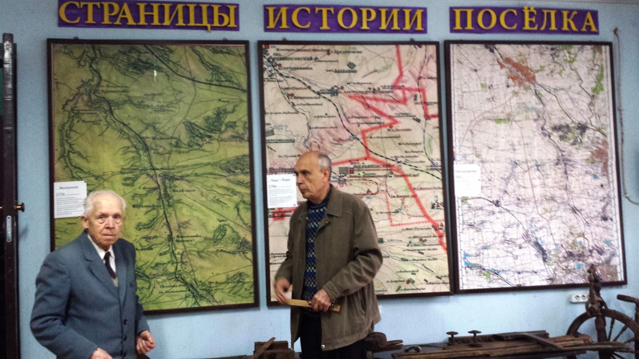 Краєзнавці Євген Шильников та Віктор Ковальов проводять екскурсію для відвідувачів музею