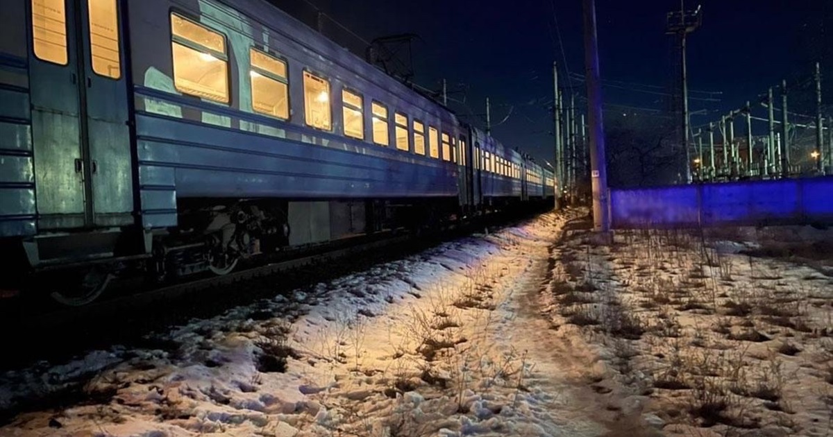 У Чернігові 17-річна дівчина, яка перетинала залізничні колії, потрапила під потяг