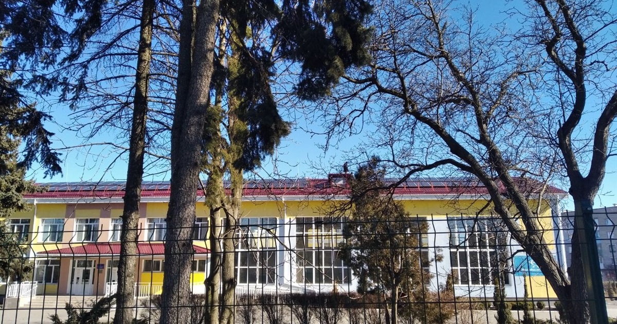 На даху волноваської п'ятої школи встановлюють сонячні панелі: відео