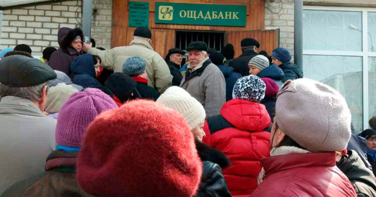 "Ощадбанк" заблокирует просроченные карты переселенцев 31 марта. Как без очереди забрать новую?