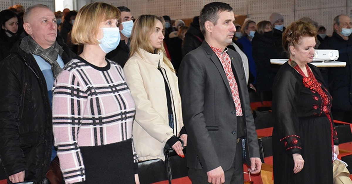 Спогади та схилені голови у зажурі: в Старокостянтинові вшанували пам'ять Героїв Небесної сотні