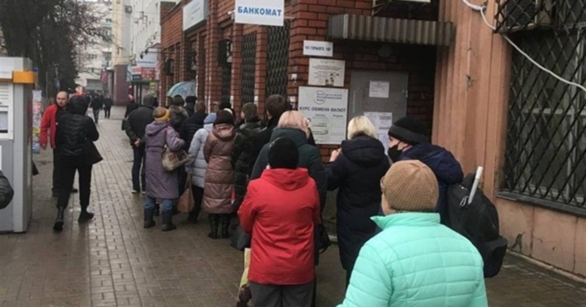 Впервые за 8 лет войны в Донецке и Луганске объявили эвакуацию. Все паникуют, но что происходит?