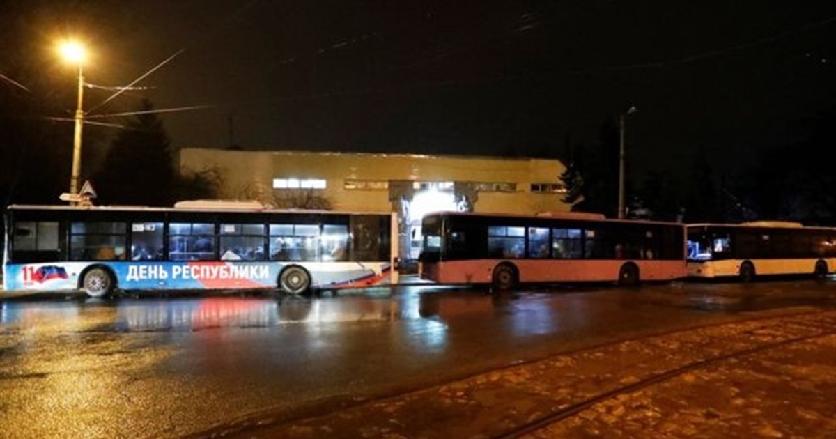 Жінок та дітей евакуюють, а чоловіків мобілізують. Новини з самопроголошених “ДНР” та “ЛНР”