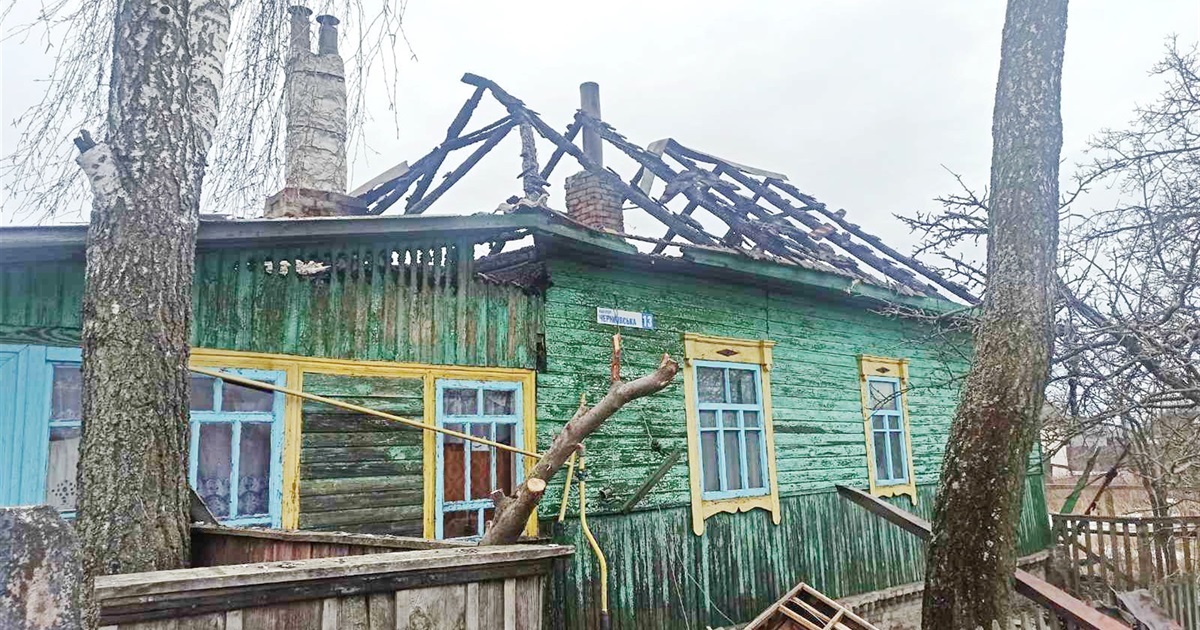 Згоріла покрівля жилого будинку в Корюківці, який господарі опалювали електрообігрівачами