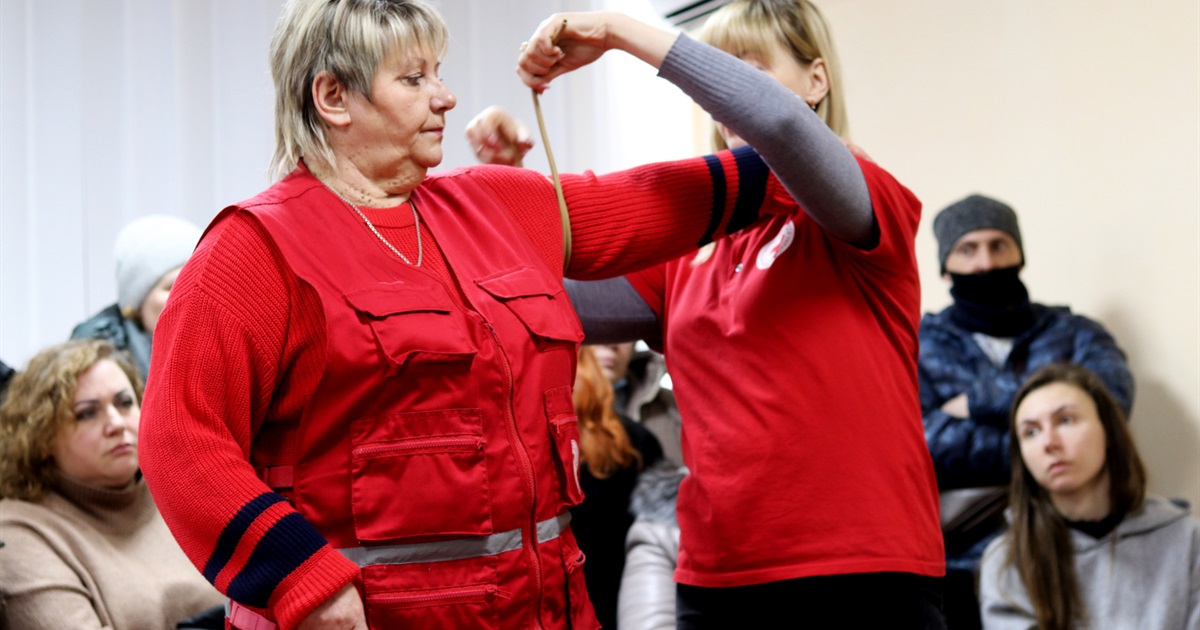 Червоний Хрест розповідає нікопольцям про алгоритм надання першої допомоги