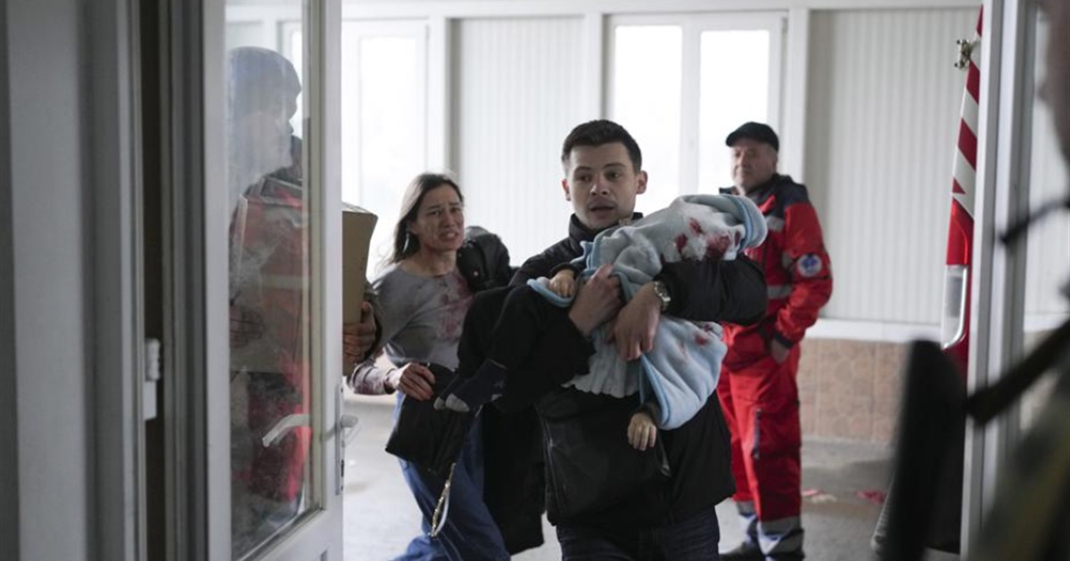 Весь мир увидел Мариуполь в осаде России. Новости об этом - на главной NYTimes и других медиа