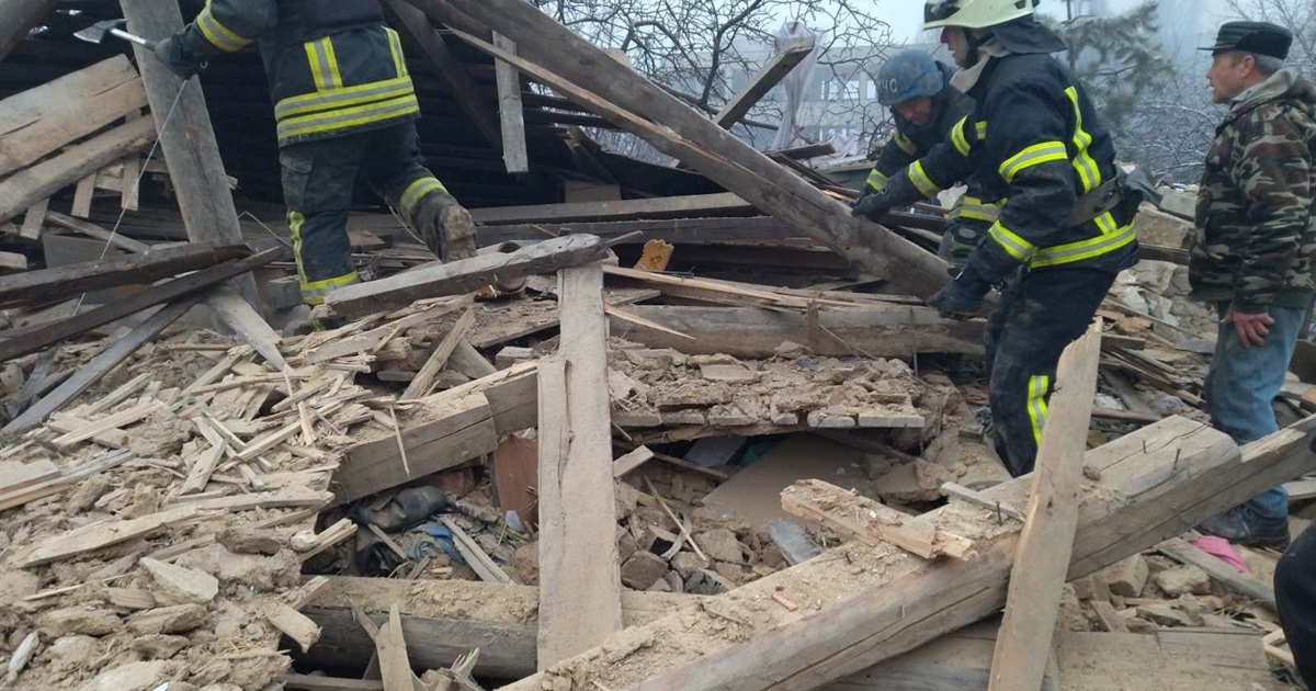 Попаснянські рятівники дістали з під завалу дітей
