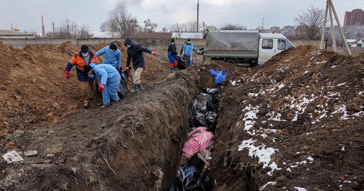 В Мариуполе погибших от обстрелов хоронят в братских могилах. Шокирующие фото из блокадного города