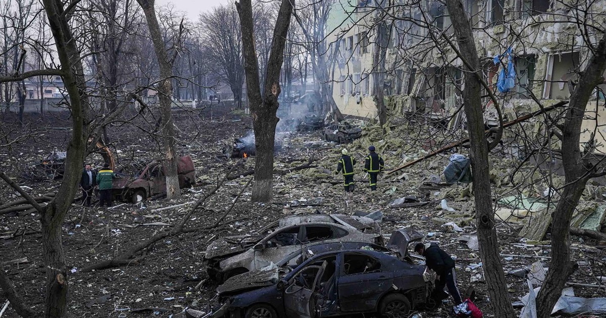 Цинічна брехня у російських ЗМІ щодо обстрілів пологового будинку у Маріуполі