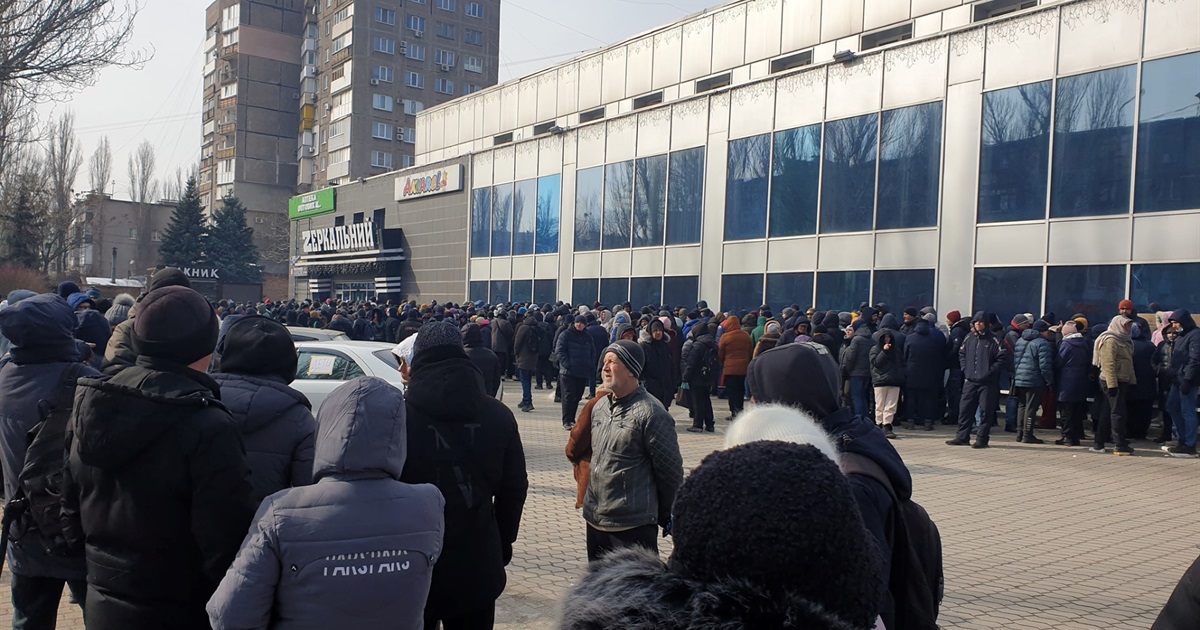 Набирают воду в фонтанах. Хоронят людей прямо в парке. Жизнь блокадного Мариуполя в фотографиях