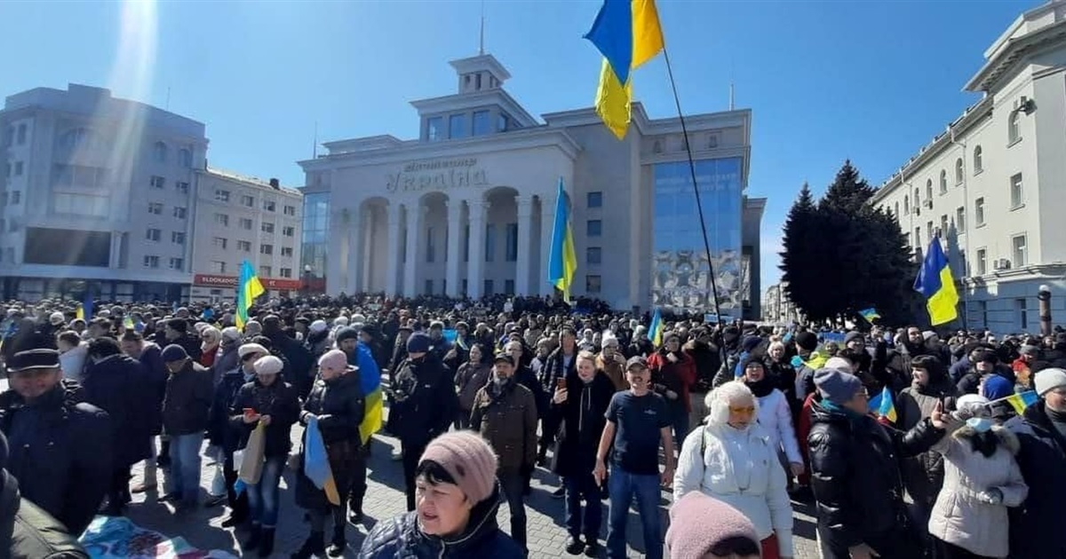 Тисячі херсонців протестують проти російської окупації. Дивіться фото та відео