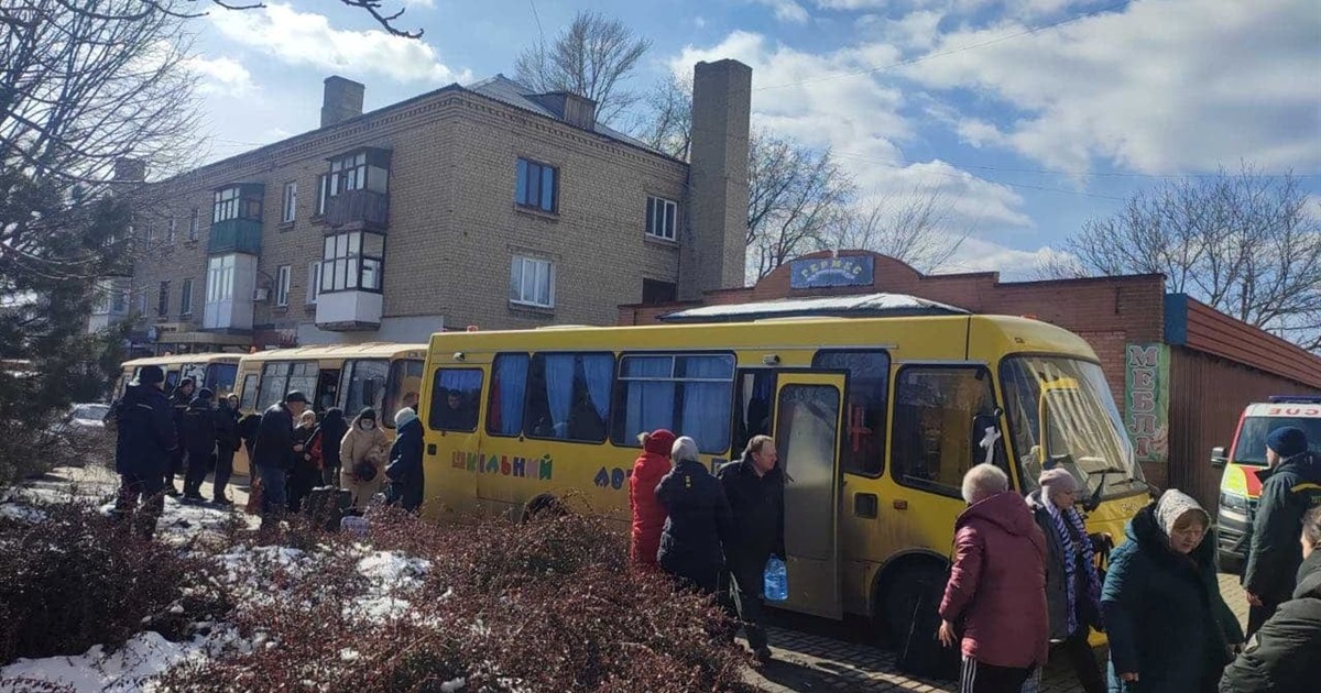 "Покидають домівки та їдуть хоч кудись". Люди полишають Волноваський район