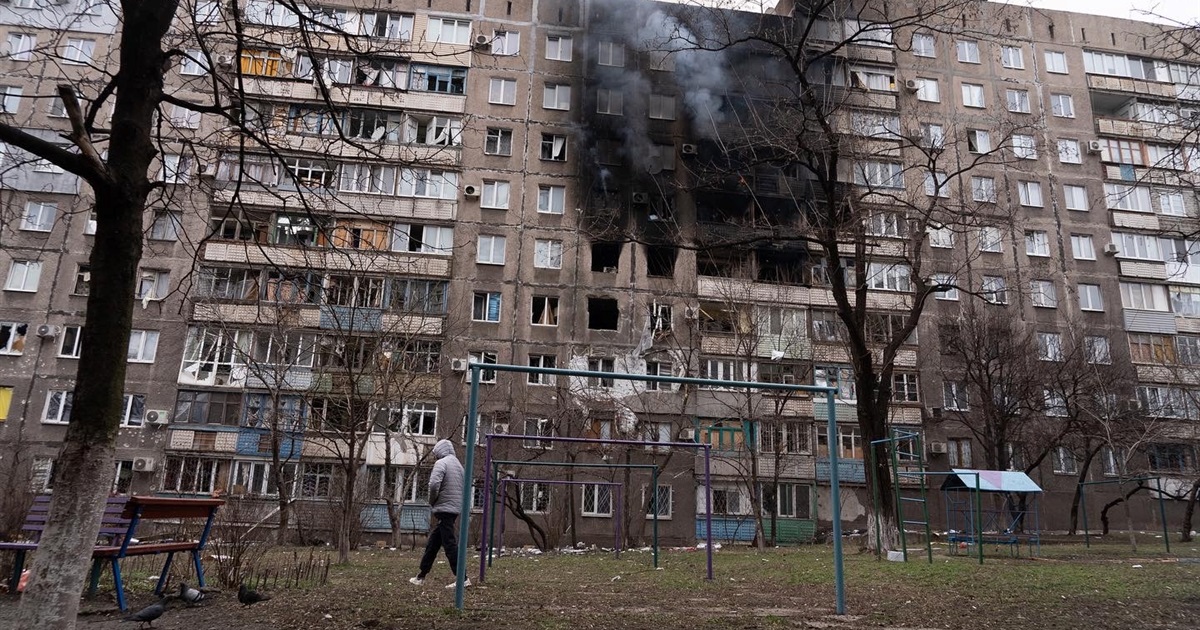 Из Мариуполя выехало еще 2000 автомобилей. Как выбраться из города по зеленому коридору?