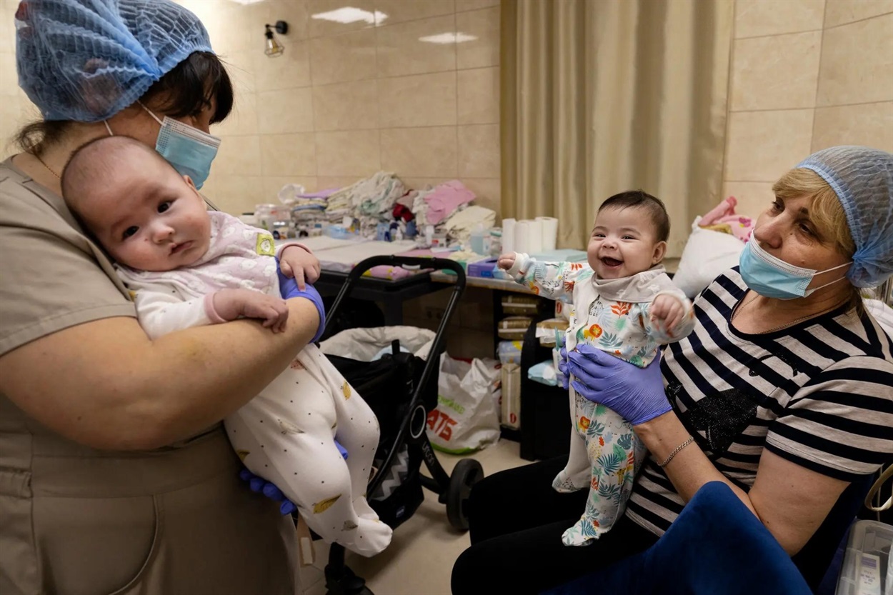 Медсестри опікуються малюками, що стали заручниками війни