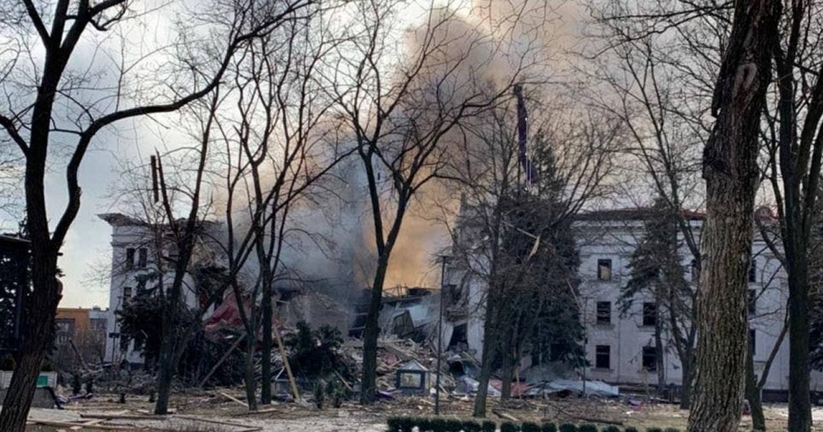 Драмтеатр Мариуполя разбомбили. Cегодня здесь должна была быть премьера "Незгідного та нескореного"