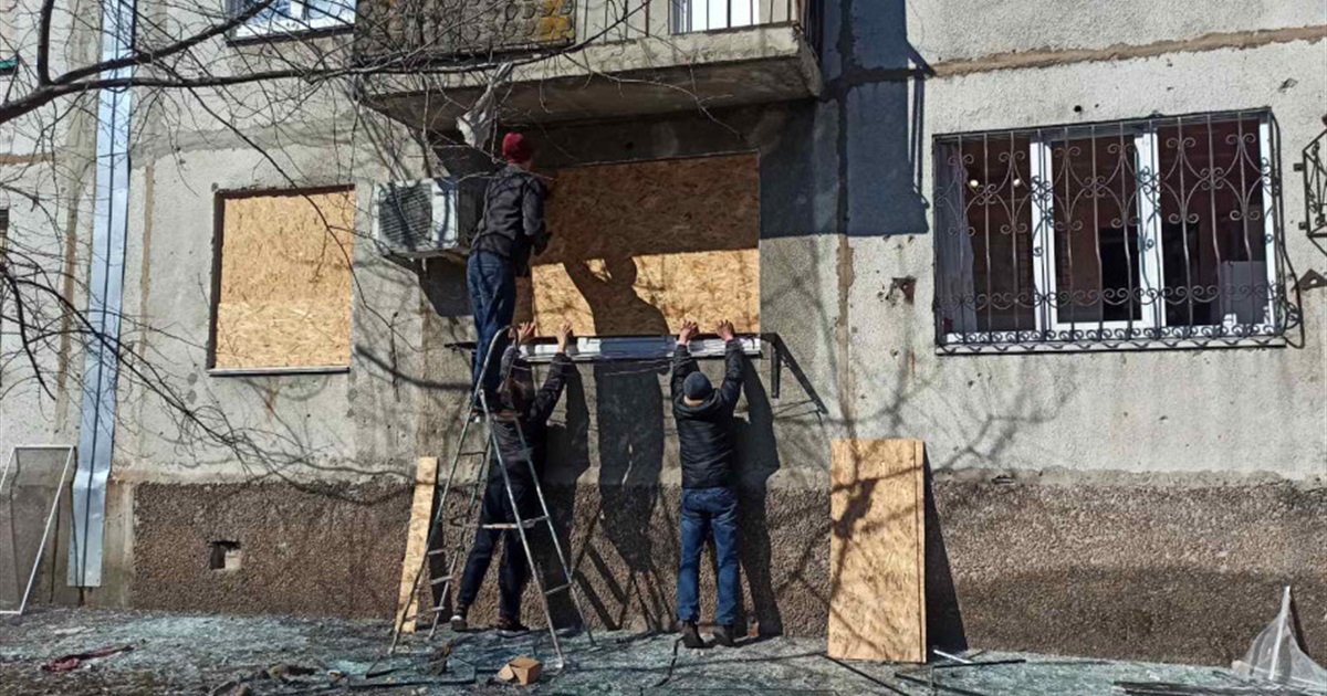 У Покровську ліквідують наслідки обстрілу