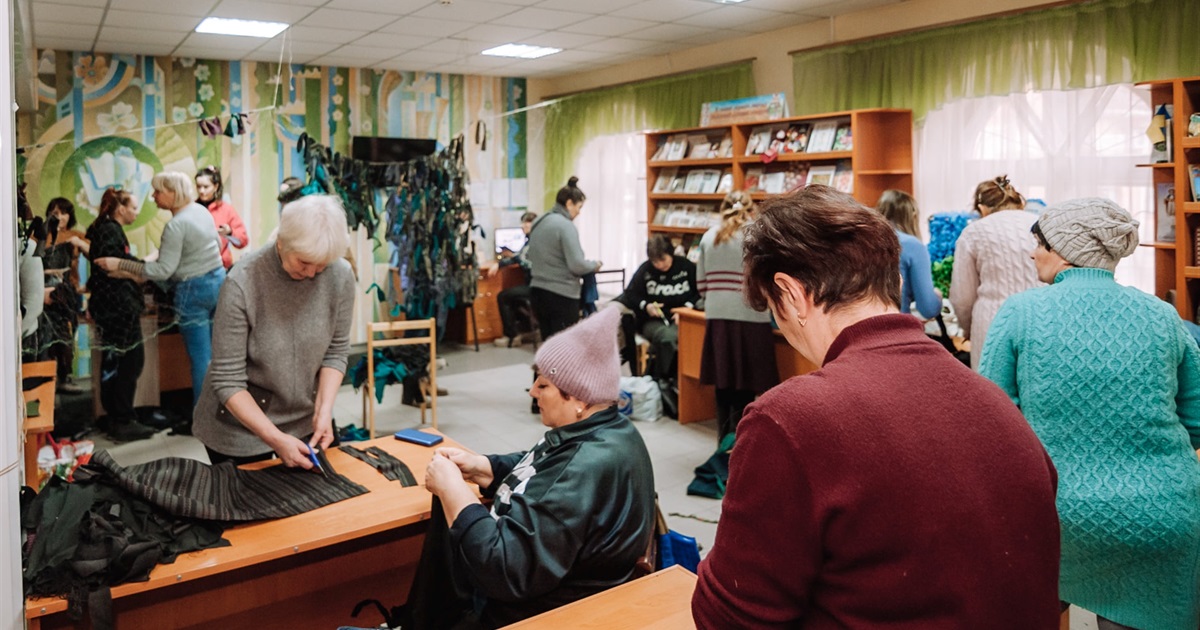 У дитячій бібліотеці Гадяча плетуть маскувальні сітки і збирають гуманітарну допомогу (ФОТО)
