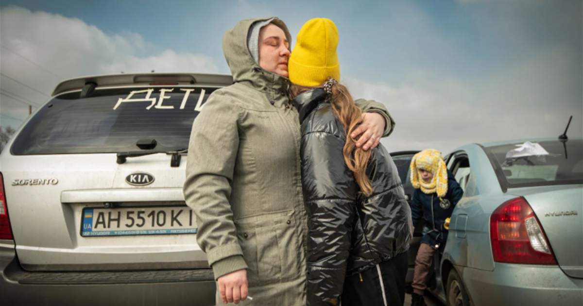 Тисячі людей їдуть з Маріуполя після двотижневої облоги. Вони проходять не одне випробування