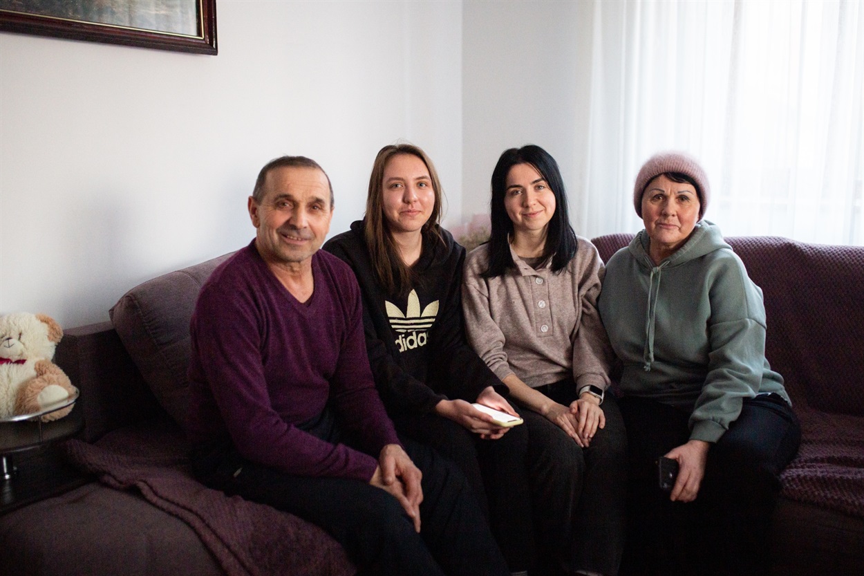 Пара з донькою і онучкою