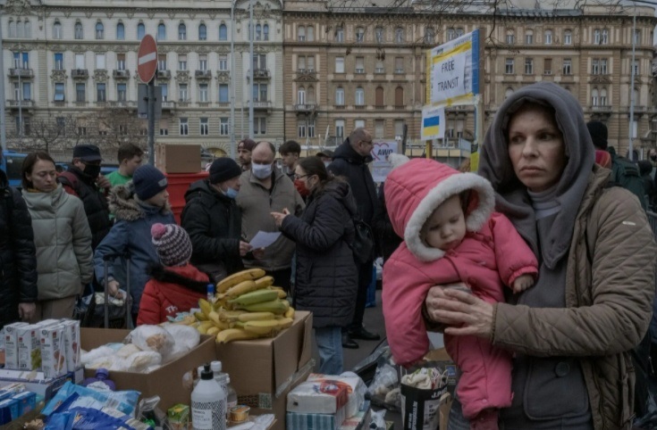 Українські біженці чекали на їжу біля залізничного вокзалу Ньюгаті в Будапешті на початку березня