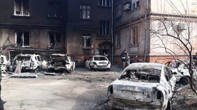 В деяких пошкоджених автівках залишаються "живі" акумулятори, від яких можна зарядити телефон.