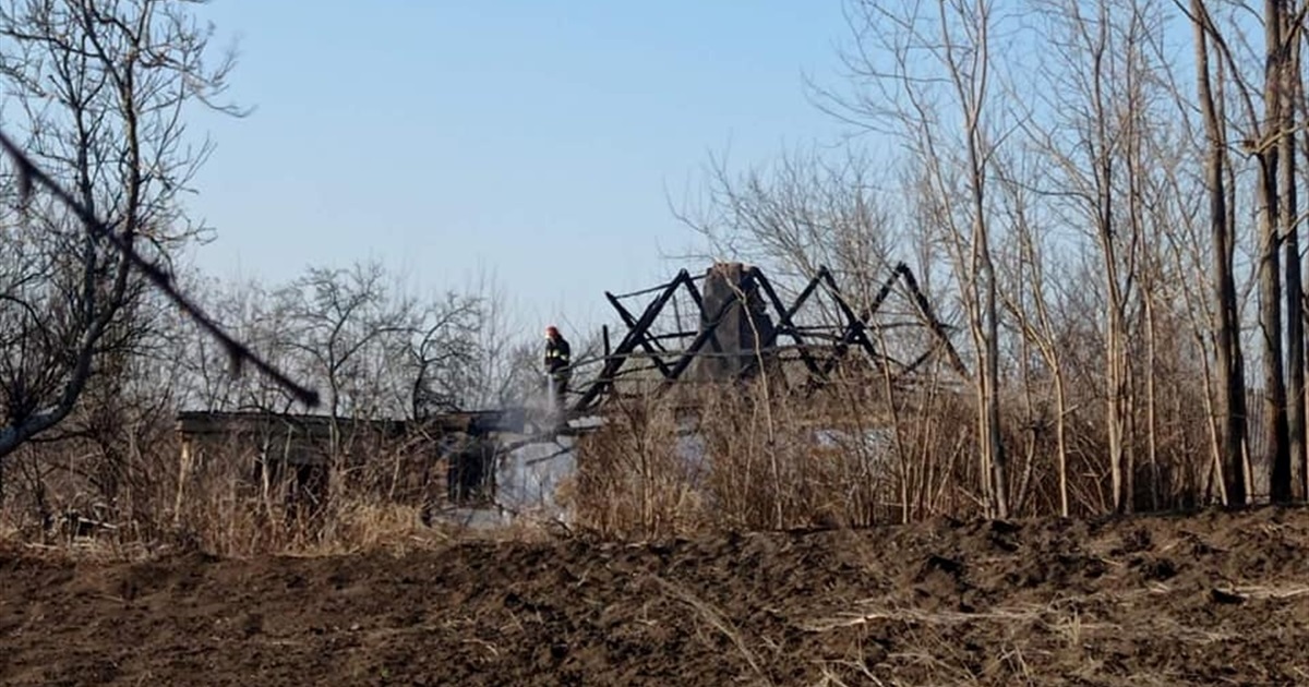 На Одещині через паліїв сухостою загорілося приватне подвір’я (ФОТО)