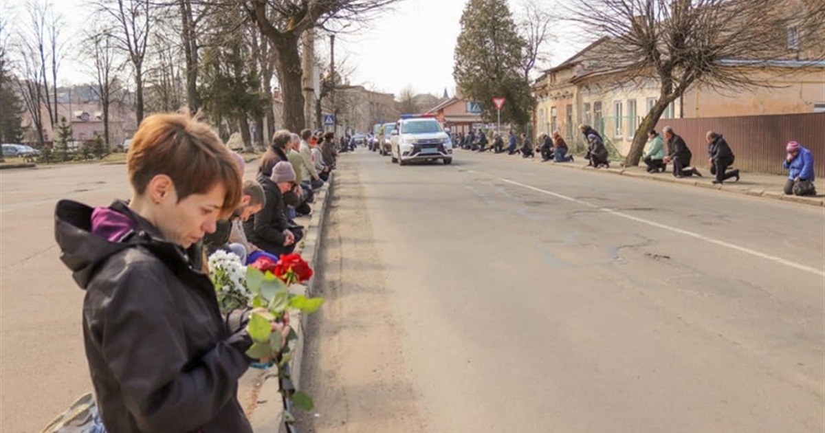Калушани на колінах зустрічали траурну колону з тілом загиблого Героя Василя Цюпера