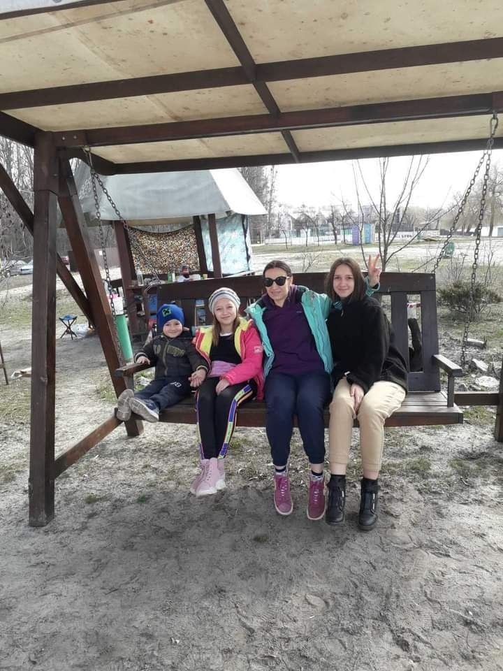 Юлія з дітьми в Україні